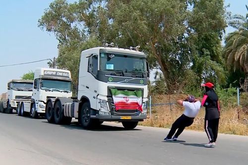 Phá kỷ lục thế giới khi dùng răng kéo 3 chiếc xe tải