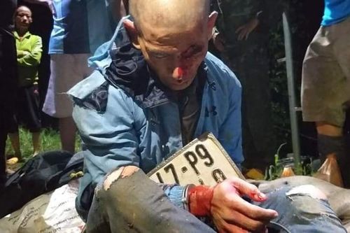 Dân làng vây đánh kẻ trộm chó