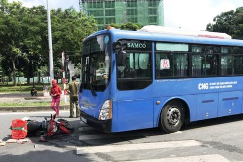 Tin tức tai nạn giao thông mới nhất hôm nay 12/9: Xe buýt chạy ngược chiều, đâm gục một người đi xe máy