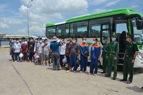 Bình Thuận đưa 25 ngư dân trên tàu cá bị nạn về quê