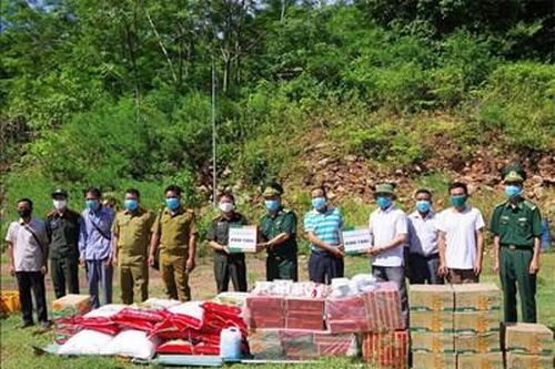 Tặng quà các đơn vị và nhân dân nước bạn Lào