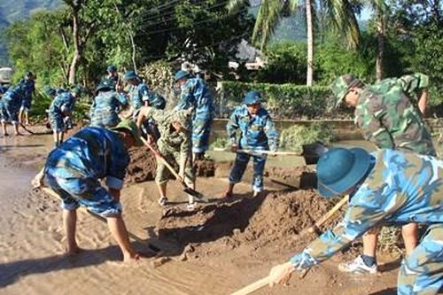 'Lính bay' tận tình giúp dân