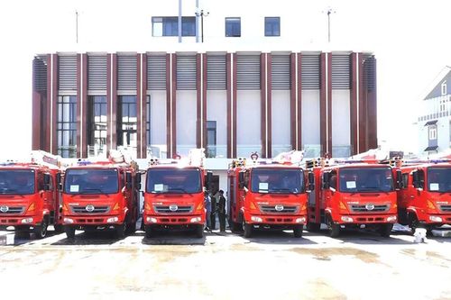Bàn giao 7 xe chữa cháy bọt nước