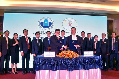 Trường ĐH Quốc tế (ĐHQG TPHCM) hợp tác đào tạo với Rex Hotel