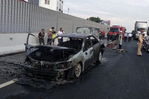 Xe Camry cháy trơ khung trên cao tốc Pháp Vân - Cầu Giẽ, 4 người may mắn thoát chết