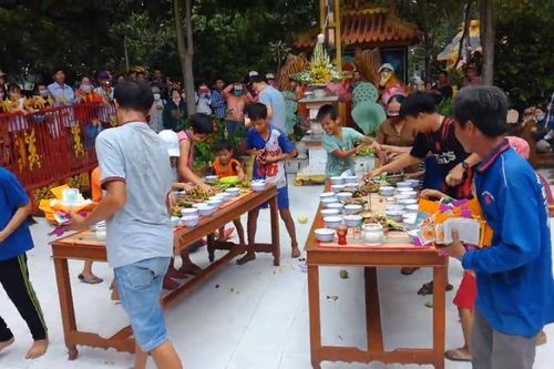 Cúng cô hồn ở Sài Gòn - đừng để tục lệ đẹp trở thành xấu xí
