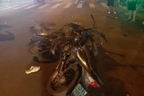 Tin giao thông ngày 12/9: Xe máy đối đầu khiến 2 người thương vong; băng qua đường người phụ nữ bị xe khách tông tử vong