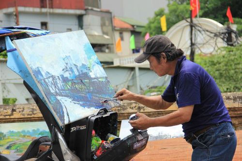 Mong muốn giản dị của họa sĩ nghèo bán tranh trên cầu Long Biên
