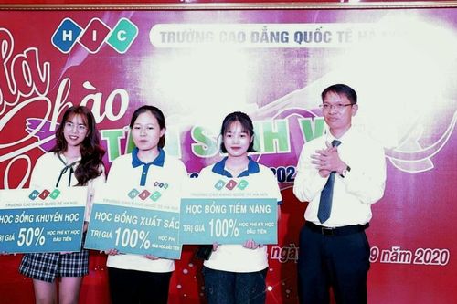 Cựu sinh viên nhắn nhủ 'thế hệ tiếp nối' trong gala chào K