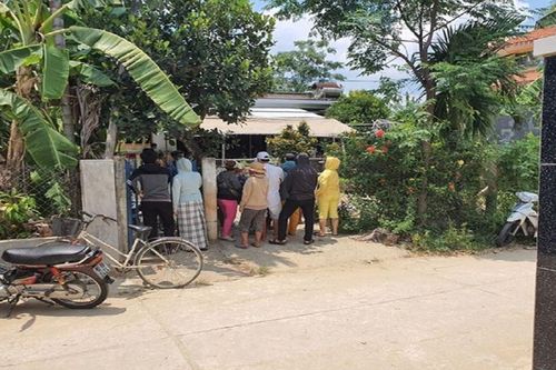 Thiếu niên 16 tuổi tử vong bất thường trước sân nhà