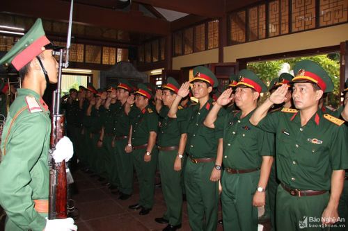 Bộ CHQS tỉnh dâng hoa tưởng niệm các Anh hùng liệt sĩ Xô Viết Nghệ - Tĩnh