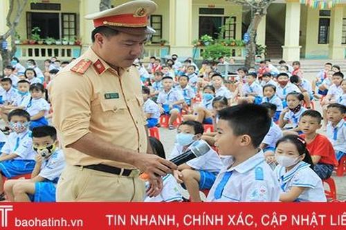CSGT các địa phương ở Hà Tĩnh chỉ cách để học sinh đến trường an toàn
