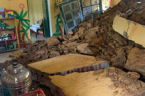 Sạt lở đất đá, vùi lấp một lớp học trong đêm
