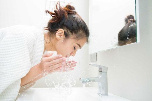Phụ nữ cứ pha hỗn hợp này rửa mặt mỗi ngày, da mịn đẹp như gái 18 mà không cần dùng mỹ phẩm đắt tiền