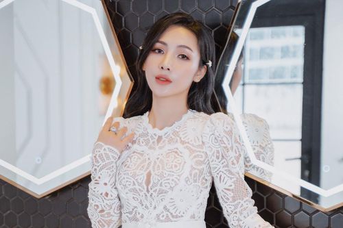 Ca sĩ Linh Lê: 'Cuộc sống không trải đầy hoa hồng, thế nhưng tôi quyết tâm dẫm lên gai góc để bước tới thành công'
