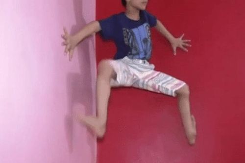 Cậu bé 7 tuổi dùng tay không leo tường chẳng thua kém Người Nhện