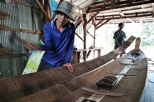 Mực nước thấp, xuồng bán chậm