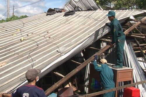 Mưa lớn kèm theo giông lốc làm sập và tốc mái hàng chục căn nhà