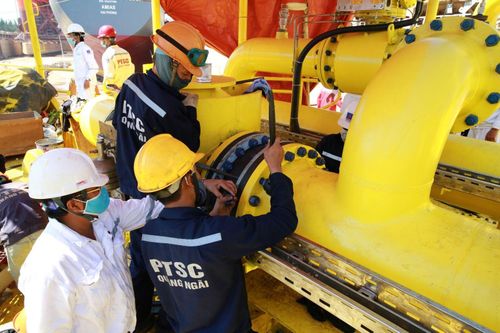 Hoàn tất bảo dưỡng trên cạn, phao SPM được kéo ra biển