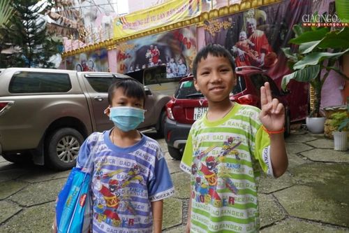 Thêm 2 em nhỏ xuất viện, về lại chùa Kỳ Quang 2
