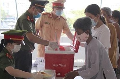 'Bát cháo yêu thương' ở Bình Minh