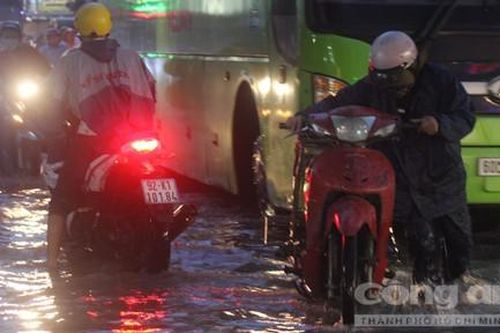 Xe chết máy hàng loạt trên đường nước như sông sau cơn mưa lớn