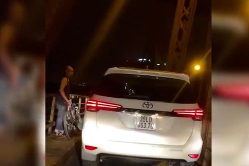 Mặc biển cấm, ô tô thản nhiên chạy trên cầu Long Biên