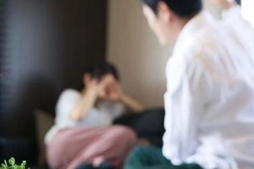 Nghi ngờ vợ ngoại tình và hủy hoại danh tiếng của mình, gã đàn ông livestream quá trình bạo hành gia đình dẫn đến 1 xác 2 mạng