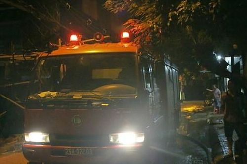 Hà Nội: Cháy lớn tại kho phế liệu, lửa lan cả sang căn trọ sinh viên khiến nhiều người tháo chạy