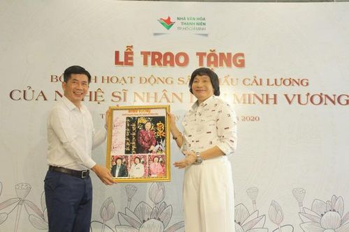 NSND Minh Vương trao tặng bộ sưu tập hình ảnh hoạt động cải lương