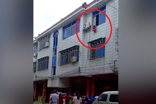Hàng xóm đỡ bé gái 4 tuổi rơi từ tầng 3 ở Trung Quốc
