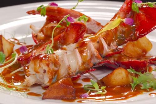 Món tôm hùm sốt cà chua cho bữa tối cuối tuần