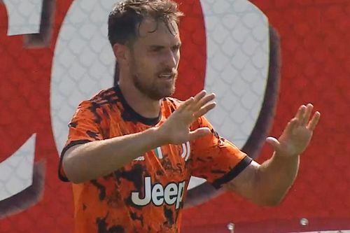 Douglas Costa vẩy má ngoài kiến tạo cho Ramsey