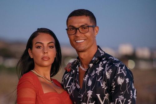Bạn gái Ronaldo được tặng nhẫn đắt nhất giới WAGs