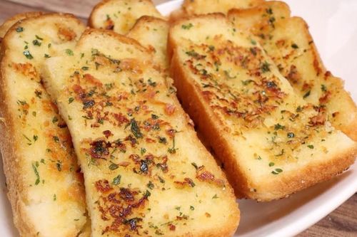 Làm bánh mì bơ tỏi không cần lò nướng