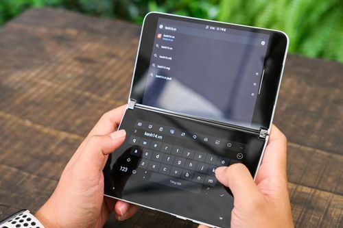 Cận cảnh 'laptop' thông minh Microsoft kích thước bằng iPhone 11 Pro Max