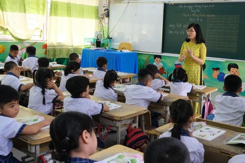 Cô trò vùng sông nước hào hứng với SGK mới