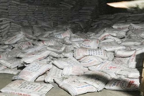 Hàng trăm bao phân bất ngờ đổ sập, 2 công nhân bị đè chết