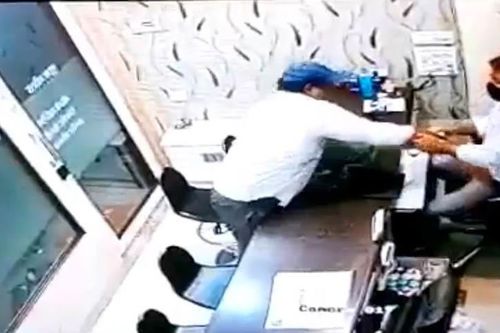Tên cướp dùng thủ đoạn bất ngờ với chủ tiệm vàng