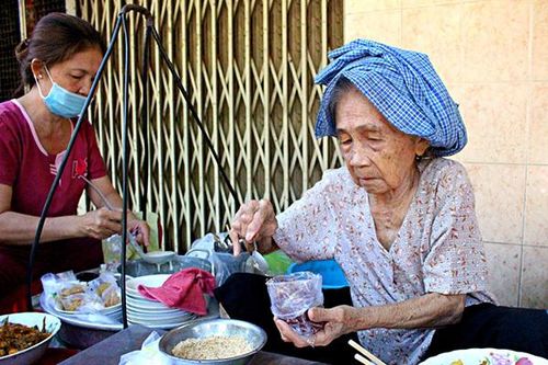 Gánh cháo đậu 50 năm gây thương nhớ ở Sài Gòn