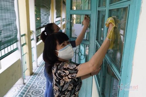 Thầy cô tất bật dọn dẹp đón học sinh trở lại trường ở Đà Nẵng