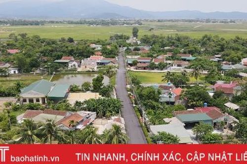 Lộc Hà thảm nhựa mặt bê tông, 'nâng chất' đường giao thông nông thôn