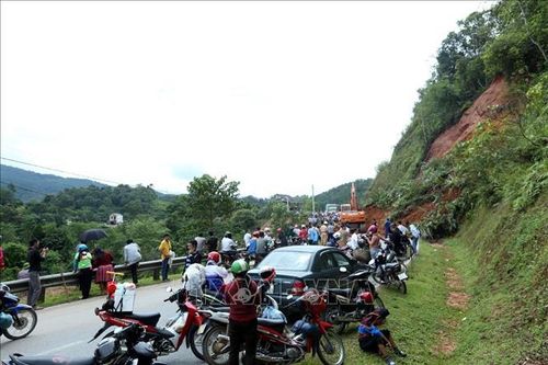 Sạt lở hơn 2.300 m3 đất đá, cây cối khiến quốc lộ 279 'tê liệt'
