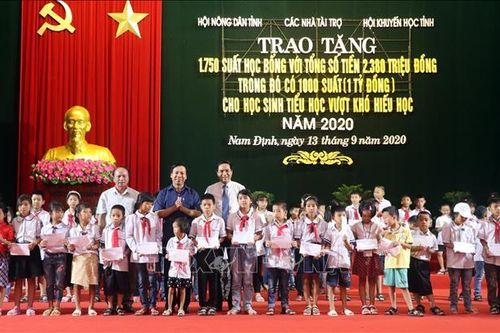 Trao 1.750 suất học bổng cho học sinh Nam Định có hoàn cảnh khó khăn