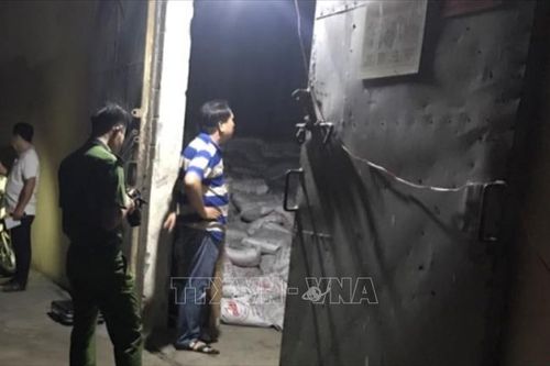 Hàng trăm bao phân bón trong kho bị đổ làm 2 công nhân tử vong