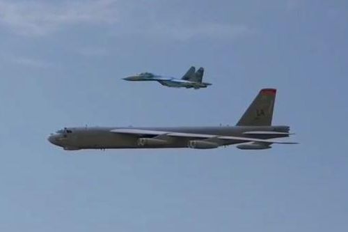 Cận cảnh tiêm kích Su-27 áp sát máy bay ném bom B-52 của Mỹ gây 'gây sốt'