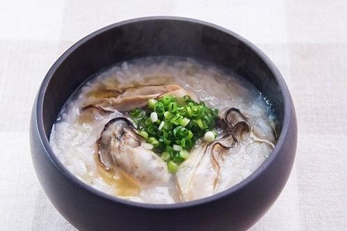 Bé lười ăn, mẹ nấu cháo hàu giúp trẻ ăn thun thút