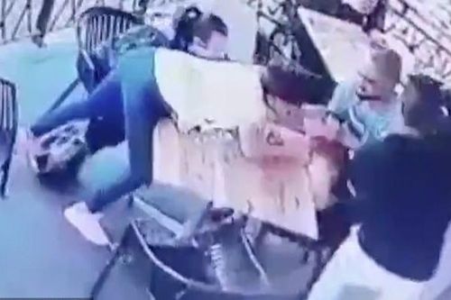Đang ngồi ăn cùng mẹ trong nhà hàng, bé gái bất ngờ bị người đàn ông lạ lao tới bắt cóc