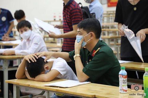 Ấm áp khoảnh khắc bố xoa đầu, nhẹ nhàng động viên cậu con trai đang gục đầu vì mệt nhoài trong ngày làm thủ tục nhập học