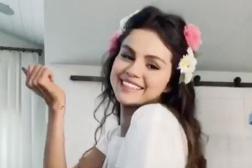Xỉu-lên-xỉu-xuống với visual cực phẩm của Selena trong khi đứng một mình đu đưa với 'Ice Cream'